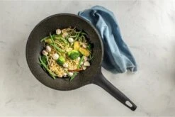 Sola - Wokpan Fair Cooking Zwart/wit Greblon Anti Aanbaklaag -Le Creuset Winkel 1200x802 3