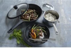 Sola - Wokpan Fair Cooking Zwart/wit Greblon Anti Aanbaklaag -Le Creuset Winkel 1200x813 2