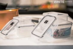 The White Series - Keramische Pannenset Met Glazen Deksels - Inclusief Set Vershoudbakjes - Zwart -Le Creuset Winkel 1200x813 6