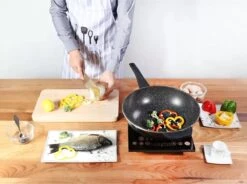 Cheffinger Wokpan Met Deksel - 32cm - Zwart - Pan - Keukenaccessoires -Le Creuset Winkel 1200x892 2