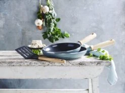 GreenPan Mayflower Koekenpannenset Ø 20cm + Ø 24cm + 1 Accessoire - Lichtblauw - Inductie - PFAS-vrij -Le Creuset Winkel 1200x899 13