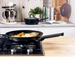BK Easy Induction Ceramic Koekenpannenset Ø 24 + Ø 28 Cm - Inductie - PFAS-vrij 21 BK Easy Induction Ceramic Koekenpannenset Ø 24 + Ø 28 Cm - Inductie - PFAS-vrij -Le Creuset Winkel 1200x907 17