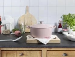 BK Bourgogne Braadpan Ø 24 Cm - Roze - Gietijzer - Inductie 9 BK Bourgogne Braadpan Ø 24 Cm - Roze - Gietijzer - Inductie -Le Creuset Winkel 1200x912 3