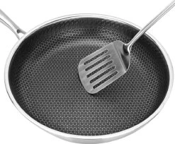 Honingraat Heavy Duty Anti-aanbak Koekenpan - Steelpan - Wok - Met Deksel 30 Cm - Gas - Elektrisch - Inductie - Oven -Le Creuset Winkel 1200x991