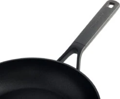 KitchenAid Classic Forged Aluminium Wok ø28cm - Zwart - Inductie - Anti-aanbak -Le Creuset Winkel 1200x997 1