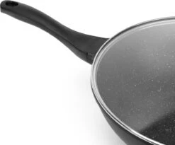 Swiss Pro+ Wokpan - Met Glazen Deksel - 28cm - Zwart 9 Swiss Pro+ Wokpan - Met Glazen Deksel - 28cm - Zwart -Le Creuset Winkel 1200x997 2