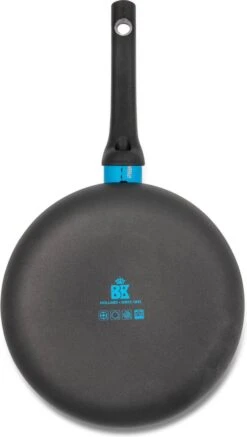 BK Blue Label Basics Hapjespan - Ø 24 Cm - Keramisch (PFAS Vrij) - Geen Inductie -Le Creuset Winkel 679x1200 3