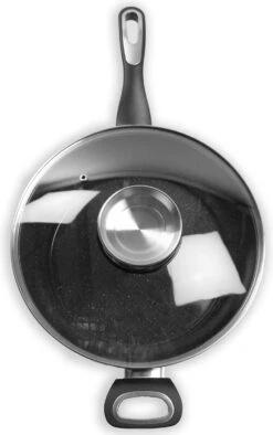 Merkloos Keukenpan Met Deksel En Heeft Een Diameter Van Ø 28 Cm - Luxe Hapjespan Keukenpan Van 28cm Anti-aanbaklaag - Handvat Zwart - Pan Met Deksel -Le Creuset Winkel 752x1200