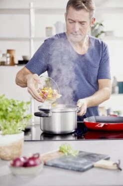 BK Flow Cool Pannenset - 4-delig – RVS Deksels - Veilig Afgietsysteem - Geschikt Voor Alle Warmtebronnen -Le Creuset Winkel 799x1200