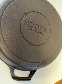 Koock Amsterdam® Skillet Gepolijst Gietijzer - 25cm - Koekenpan - Geschikt Voor Alle Warmtebronnen 7 Koock Amsterdam® Skillet Gepolijst Gietijzer - 25cm - Koekenpan - Geschikt Voor Alle Warmtebronnen -Le Creuset Winkel 899x1200 7