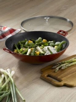 Wokpan Gietijzer Rood, 36 Cm - Kela | Calido -Le Creuset Winkel 900x1200 2