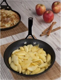 Le Creuset Koekenpan Les Forgées TNS - ø 28 Cm - Standaard Anti-aanbaklaag -Le Creuset Winkel 923x1200