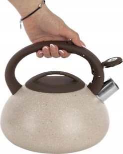Florina Lava Fluitketel RVS Met Steen Coating 2,5L Voor Alle Warmtebronnen - Waterketel - Waterkoker - Cool Touch Handvat - Bruin / Beige -Le Creuset Winkel 958x1200 1